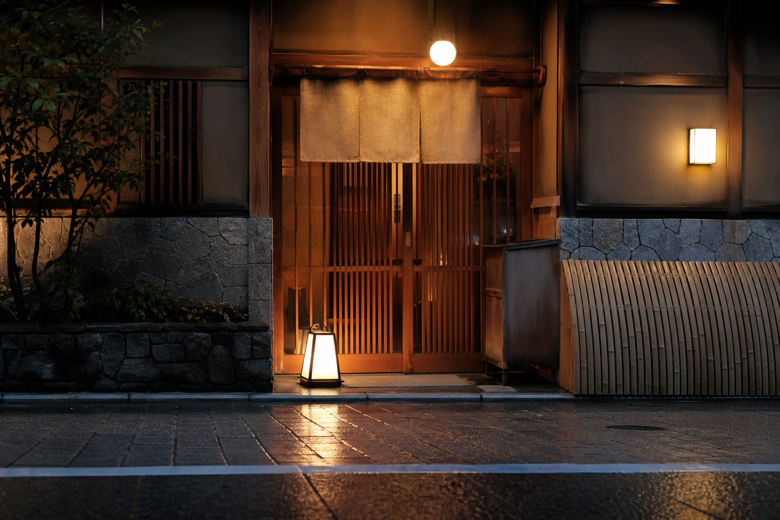 開店準備中の看板灯りが柔らかく灯る店先の夜景