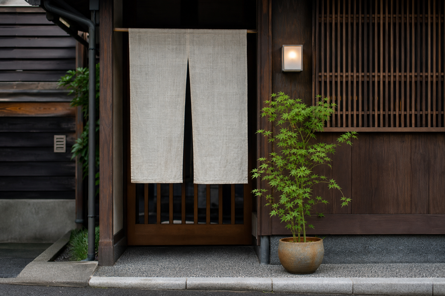木目の引き戸と暖簾がかかった店の入口